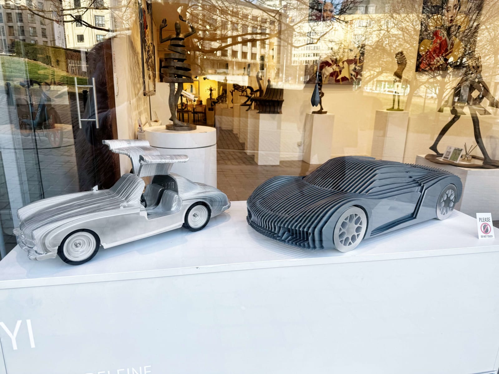 Porsche fantaisie bleu sculpture de voiture de course Jean Paul Kala sculpture contemporaine amateur de voiture Galerie Art Yi Galerie d'art de Bruxelles