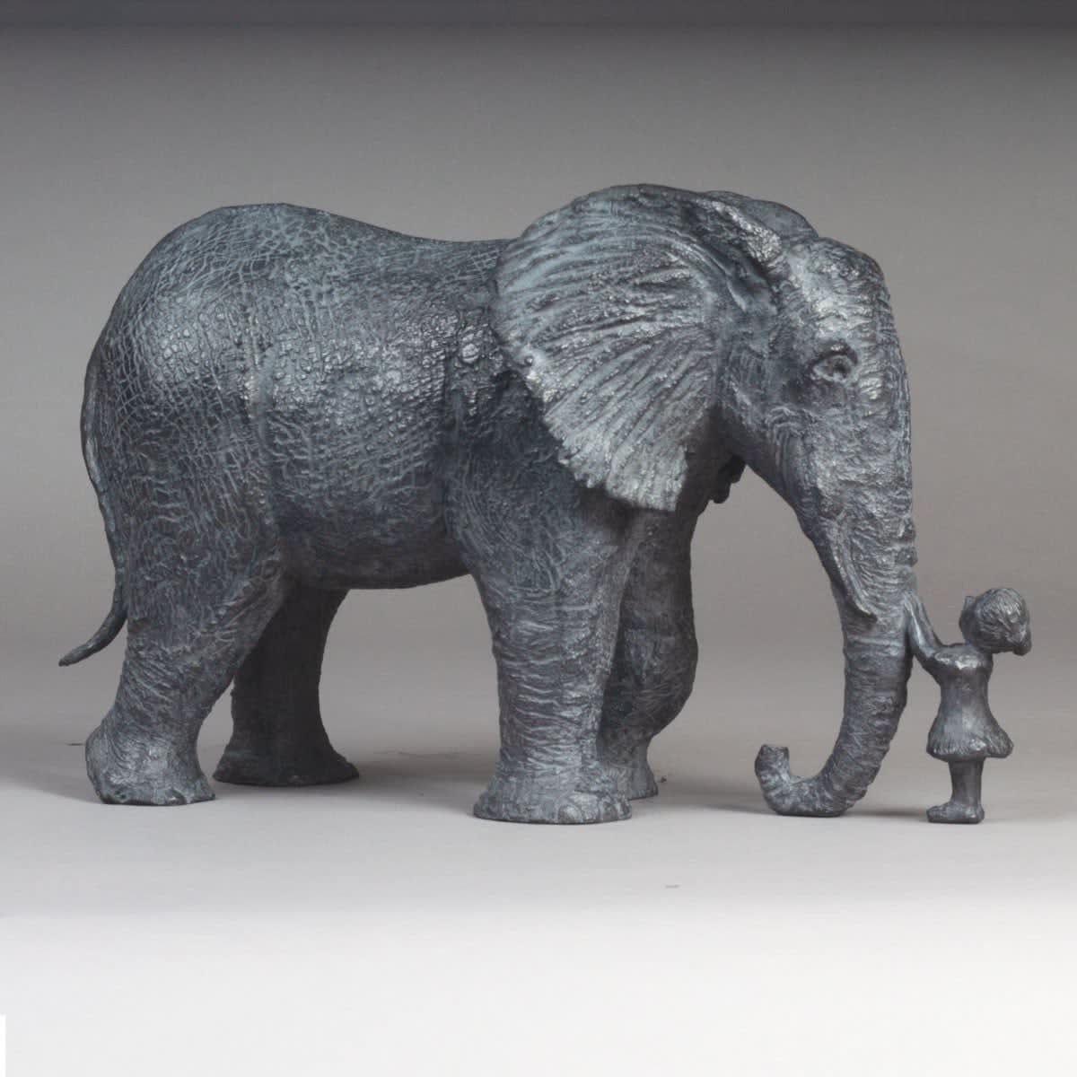 Louise in de dierentuin olifant sculptuur kus met een klein meisje Sophie Verger bronzen sculptuur dierensculptuur hedendaagse sculptuur Art Yi-galerij Brusselse kunstgalerij