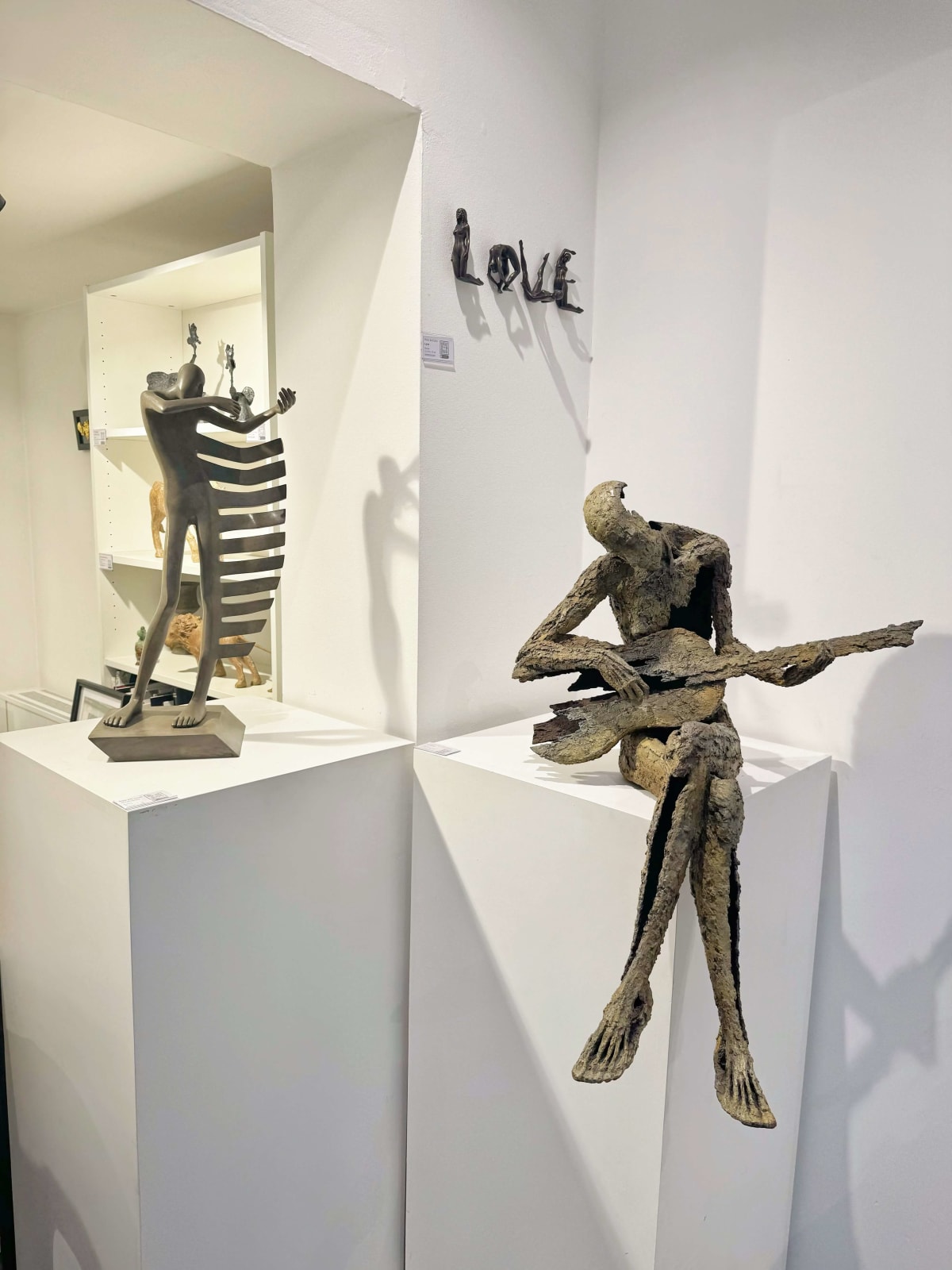 Isabel Miramontes hedendaagse bronzen sculptuur abstracte kunst muzikant sculptuur rock my heart een muzikant die viool speelt en gitarist sculptuur van Jacques Van Den Abeele in Art Yi galerie in Brussel