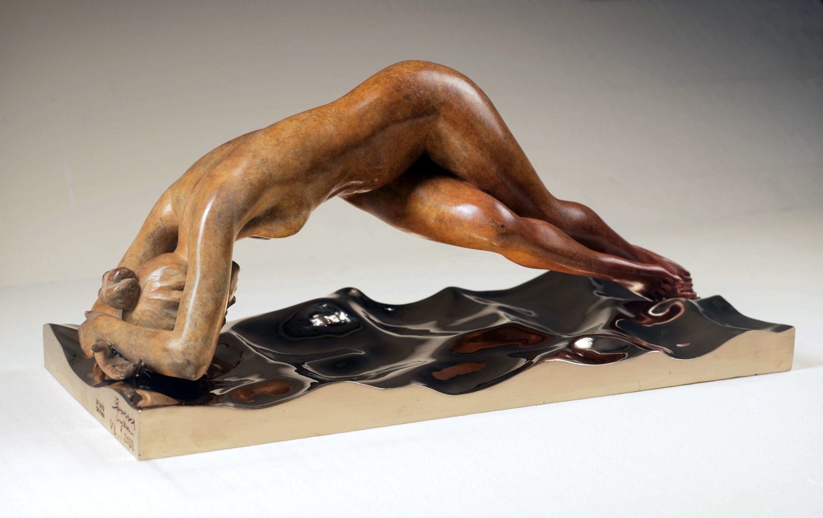 liang binbin Bridge femme nue nageant sur une femme d'eau dorée sculpture en bronze art contemporain galerie Art Yi galerie d'art de Bruxelles