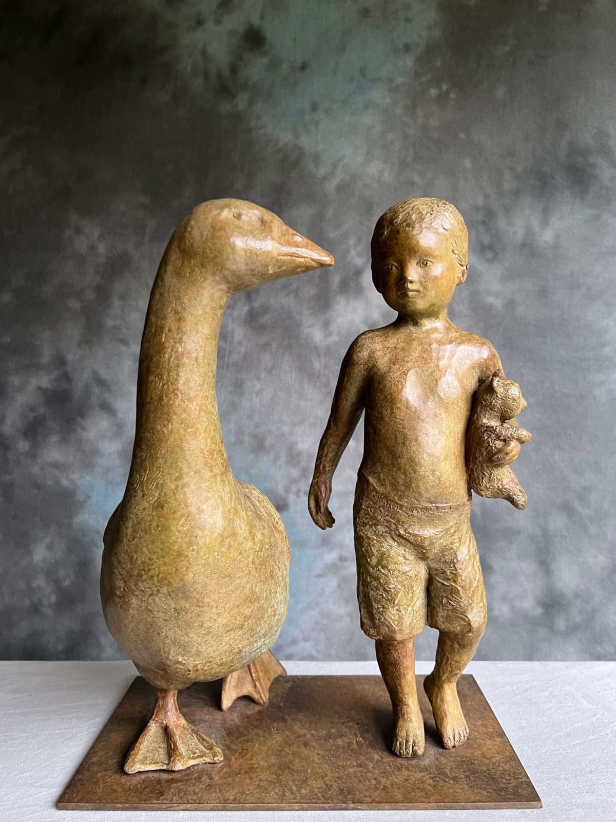 Sylvie Gaudissart Balade enfant sculpturesylvie debray Gaudissart sculpture animalière contemporaine en bronze un garçon marchant avec une grosse oie ami galerie d'art de bruxelles belge art yi