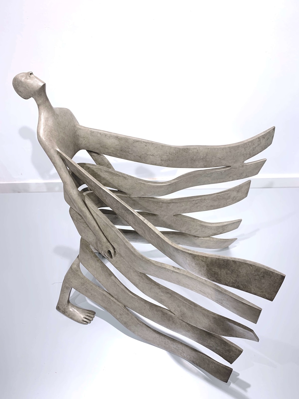 Isabel Miramontes Hedendaagse bronzen sculptuur abstracte kunst sculptuur decoratie ontwerp minimalisme Nirvana een man sculptuur aan zee die wind ontvangt en golven