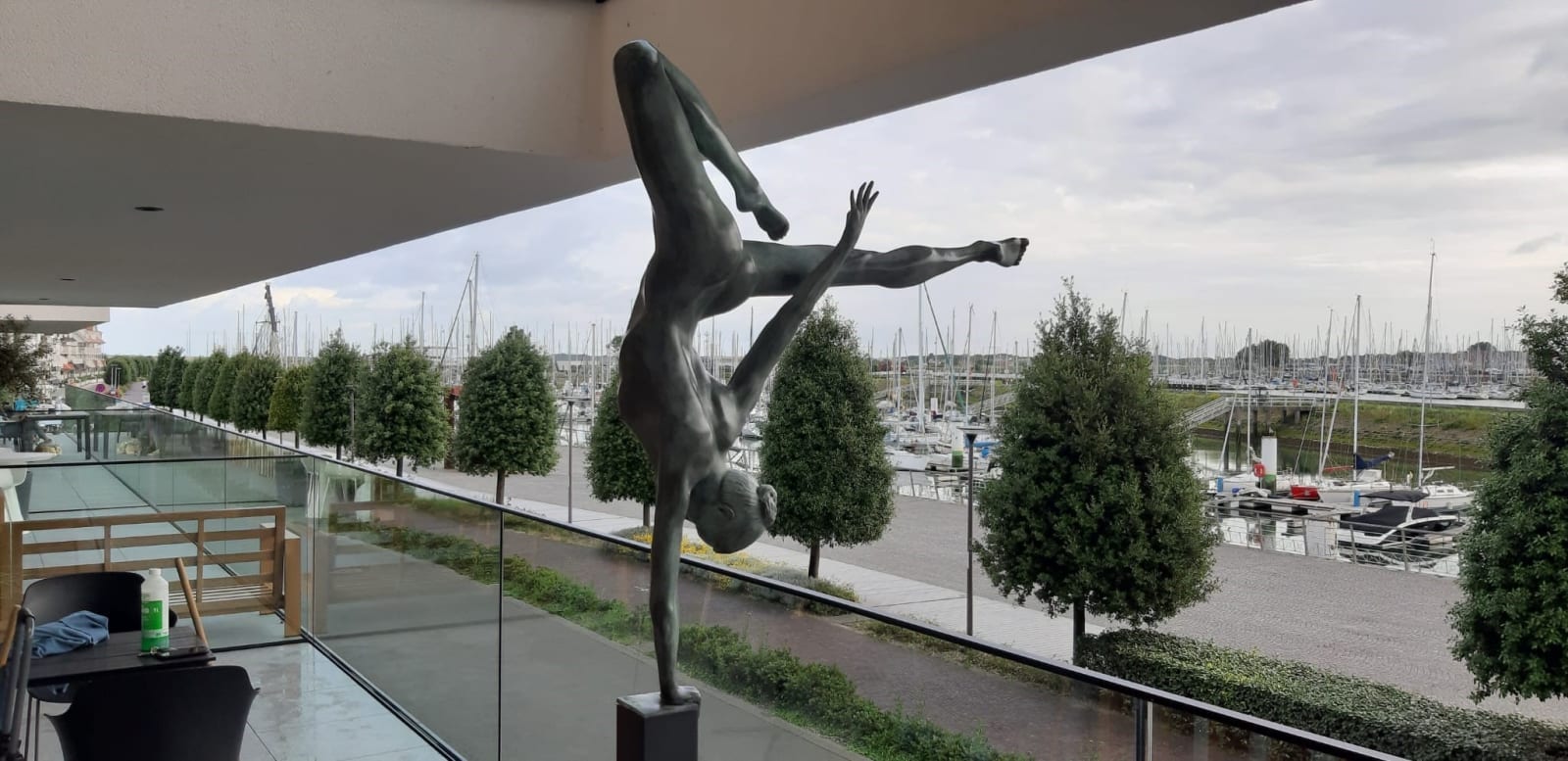Manières libres d'être Marc de Corte sculpture femme dansante sculpture fille sculpture couple danse sculpture humaine nue sculpture de jardin sculpture bronze sculpture contemporaine Galerie Art Yi Galerie d'art de Bruxelles