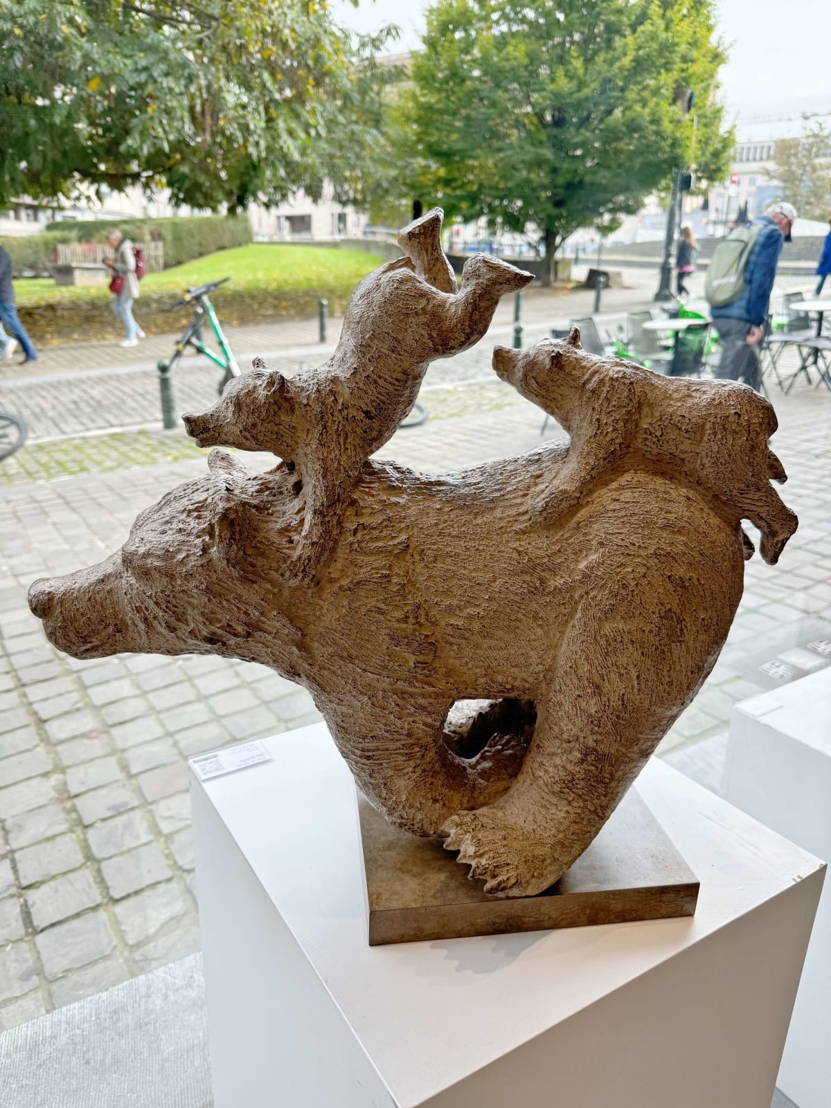 Big quickly bear sculpture Sophie Verger animal sculpture bear collection contemporary sculpture two cute little bear on a mother bear's back and running together art collection bear collection Art Yi gallery Brussels art gallery