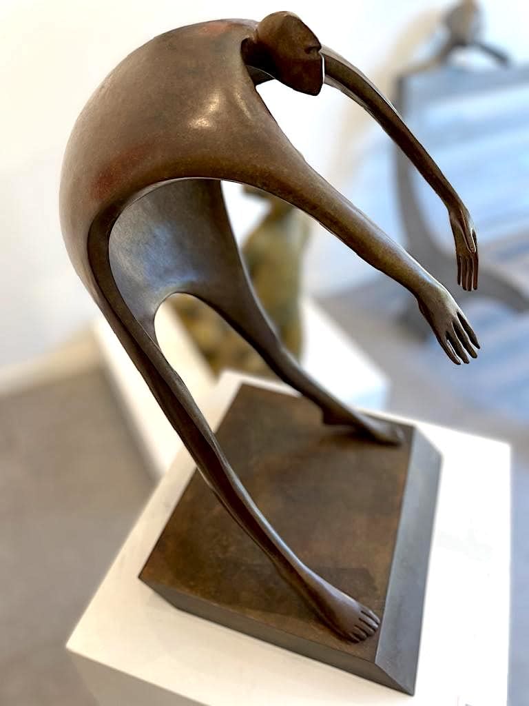 Isabel miramontes sculpture contemporaine en bronze art abstrait sculpture décoration design minimalisme un homme volant ou se dirigeant vers le ciel par une coup de vent