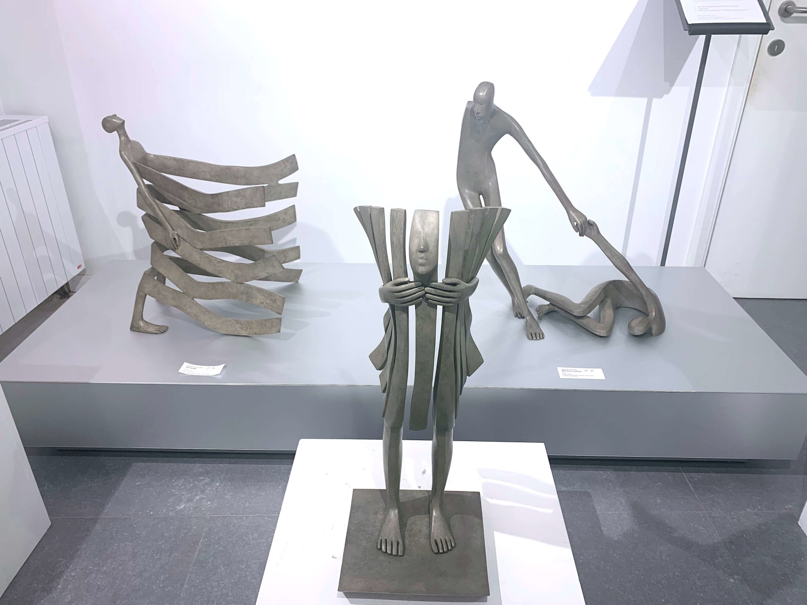 Isabel Miramontes sculpture contemporaine minimalisme abstraction sculpture bronze galerie d'art bruxelles art yi