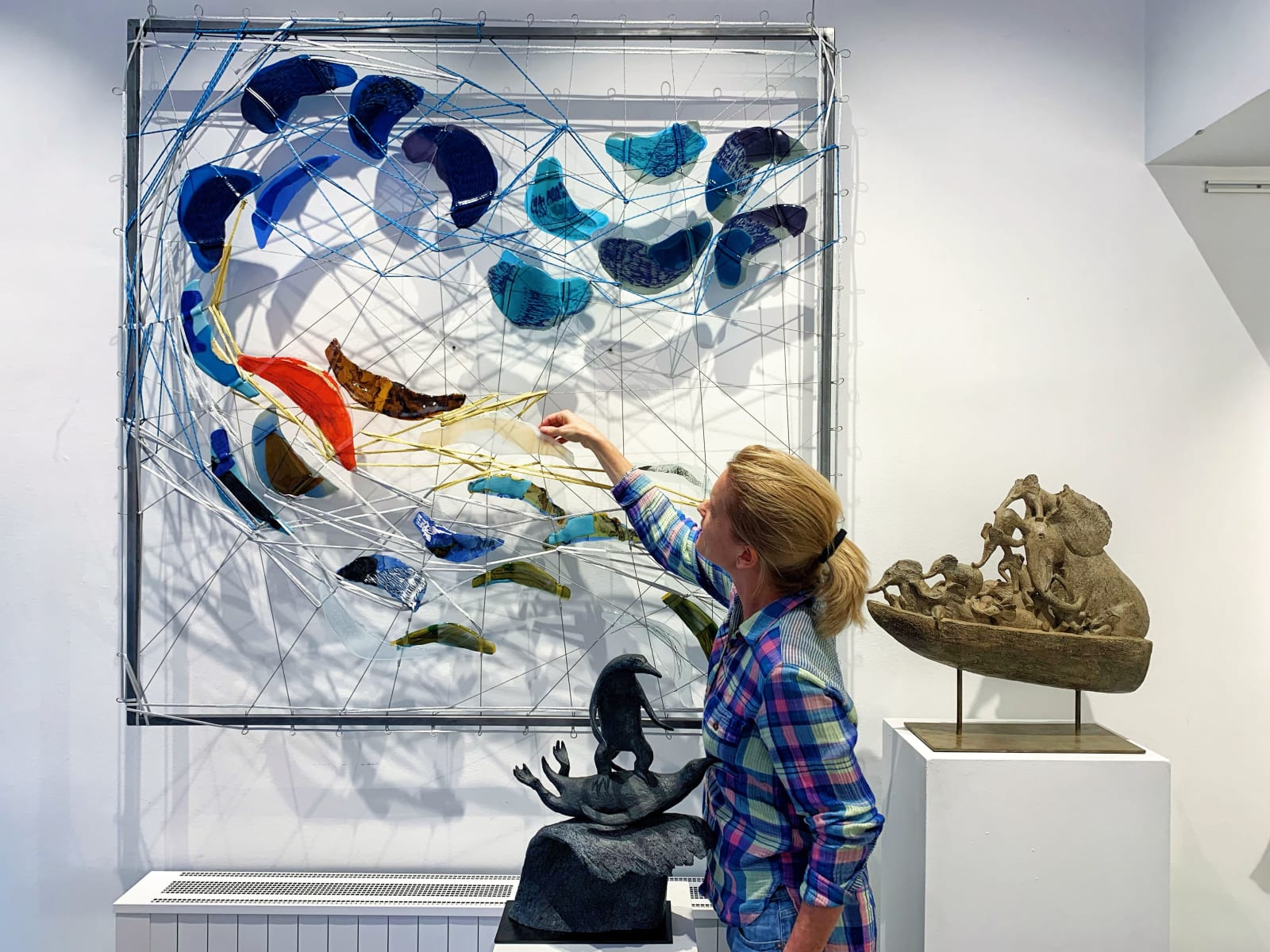 het verhaal van water hedendaagse kunst wandinstallatie glaskunst mixed media maison Fabienne Decornet interieur abstracte kunst blauwe vissen zwemmen in de zee Art Yi-galerij Kunstgalerij Brussel