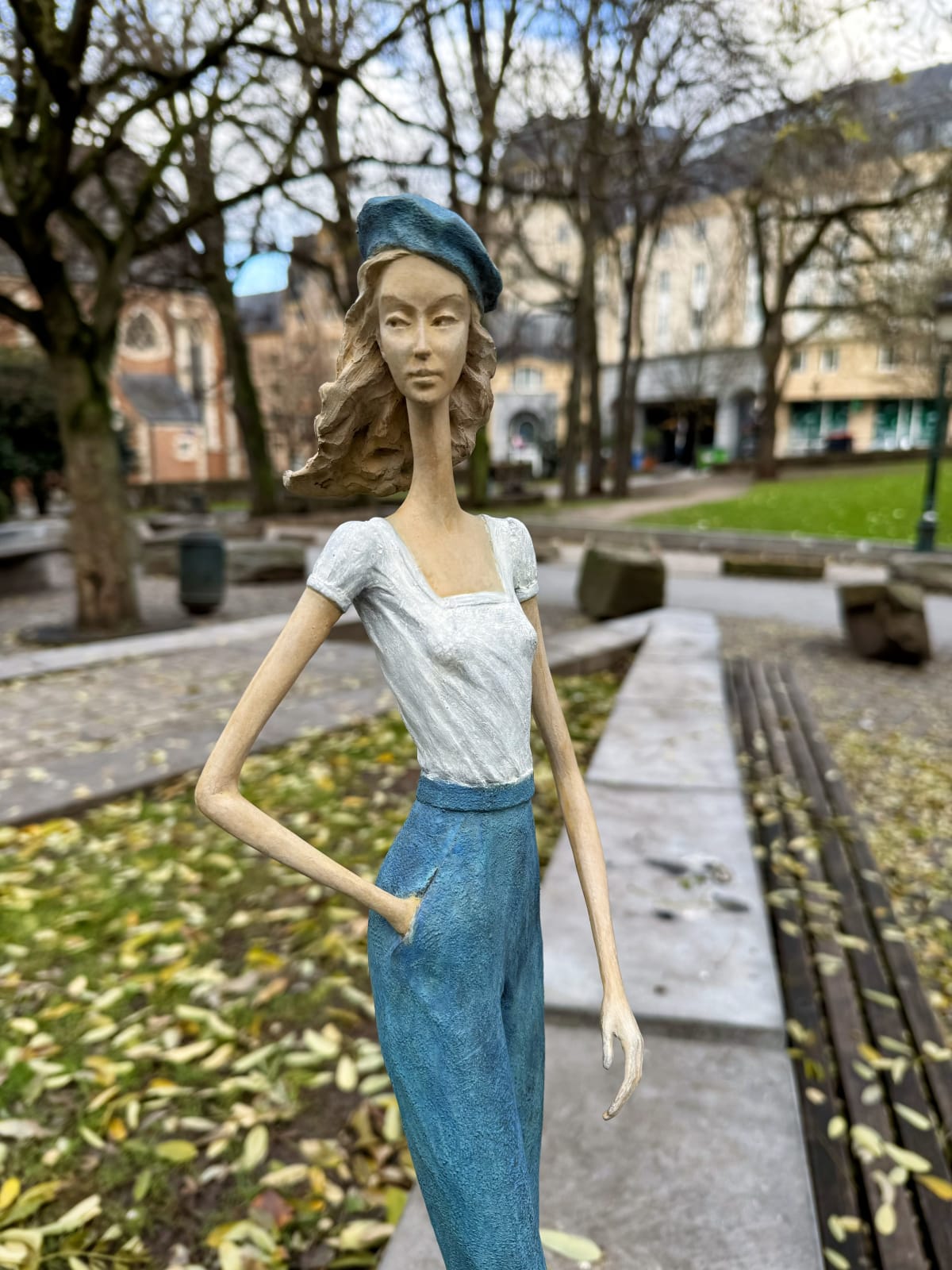 Montmartre contemporary woman sculpture paris girl sculpture Hedwige Leroux bronze sculpture contemporary woman sculpture city girl sculpture are Art Yi gallery Brussels art gallery