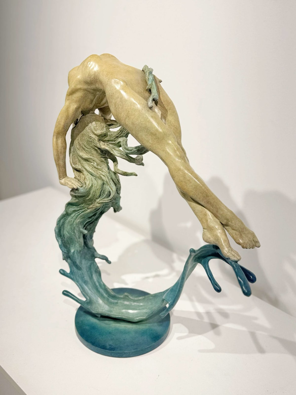Herz des Horizonts Liang Binbin zeitgenössische Skulptur Bronzeskulptur eine schwimmende Frau Skulptur springt in einen Wasserkreis, der mit der blauen Aquawelle und dem Meer eine Herzform der Liebe bildet Skulptur Wasserskulptur Art Yi-Galerie Brüsseler Kunstgalerie