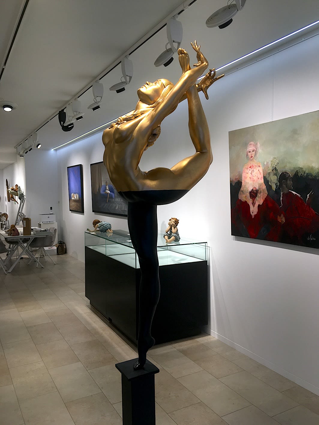 P voor Patience gouden sculptuur Marc de Corte dansende vrouw sculptuur meisje sculptuur koppel dans sculptuur naakt mens sculptuur tuinsculptuur bronzen sculptuur hedendaagse sculptuur Art Yi-galerij Kunstgalerij Brussel