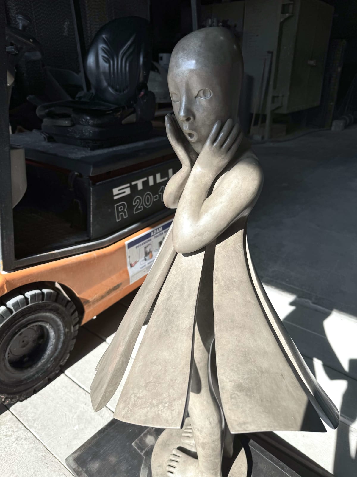 Angelo passa Isabel miramontes ragazza danzante scultura scultura monumentale scultura da giardino scultura contemporanea in bronzo una bella ragazza sorpresa del suo vestito che salta in aria per il vento Galleria Art Yi Galleria d'arte di Bruxelles