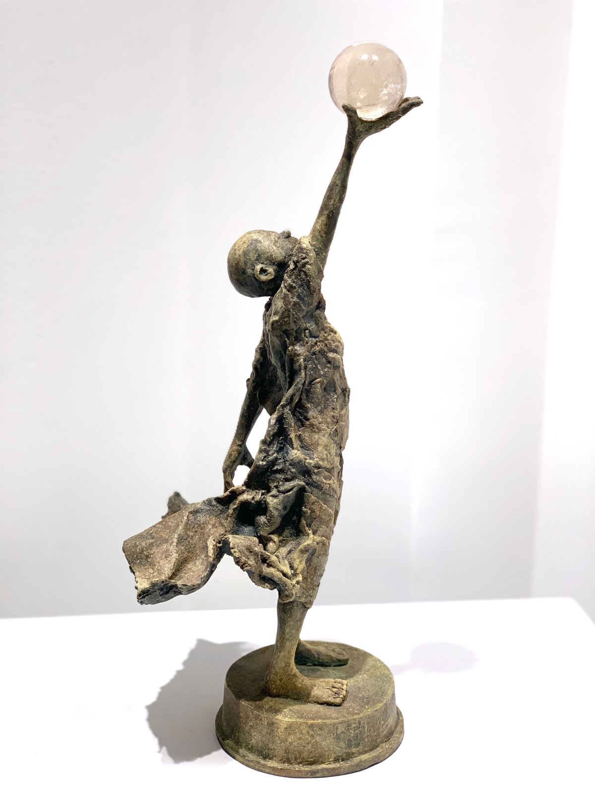 Visionaire lieven d'haese hedendaagse bronzen sculptuur een jongen die een kristallen bol vasthoudt sculptuur van verbeelding Art Yi kind sculptuur kinderdroom kunstgalerie in brussel