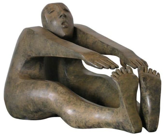 Isabel miramontes sculpture contemporaine en bronze art abstrait sculpture décoration design minimalisme un homme assis et s'étirant yoga atteignant le bout du monde