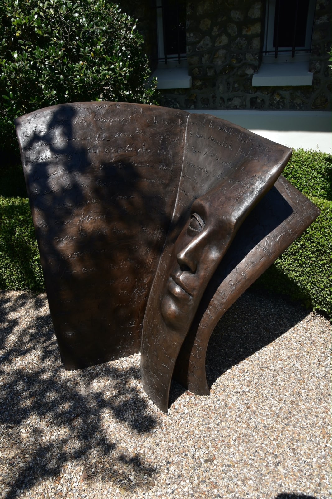 vooruitkijken hedendaagse bronzen sculptuur gezicht sculptuur boek sculptuur paola grizi italiaanse sculptuur tuin sculptuur kunst yi brusselse kunstgalerij