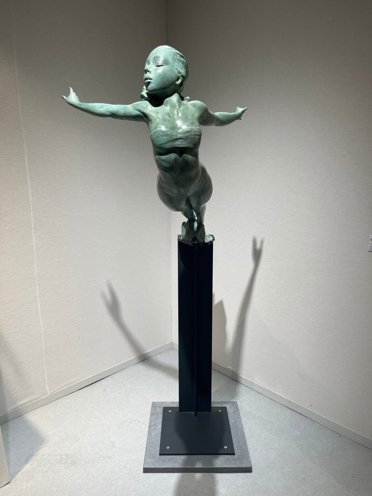 Higher expectations II Marc de Corte dancing woman sculpture dance sculpture girl sculpture garden sculpture bronze sculpture contemporary sculpture Art Yi gallery Brussels art gallery