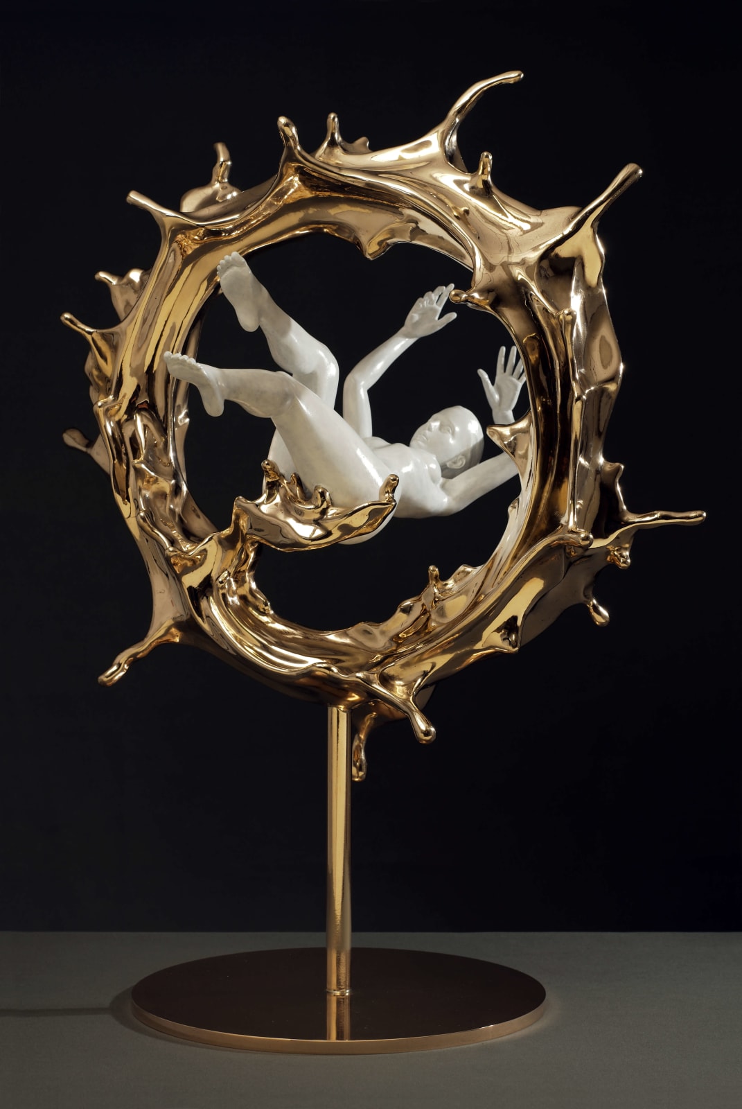 Flottant de pensées sculpture contemporaine en bronze sculpture godern d'un cercle d'eau et d'une femme blanche nue nageant de Liang Binbin artiste sculpteur chinois