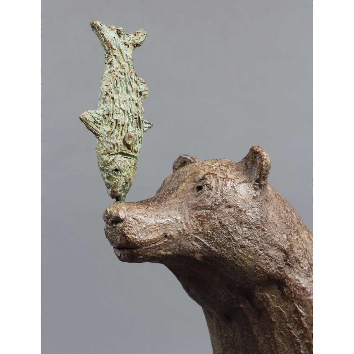 De vissenrace bruine beer die een vis vangt eigentijdse bronzen sculptuur tuin interieur ontwerp sophie verger