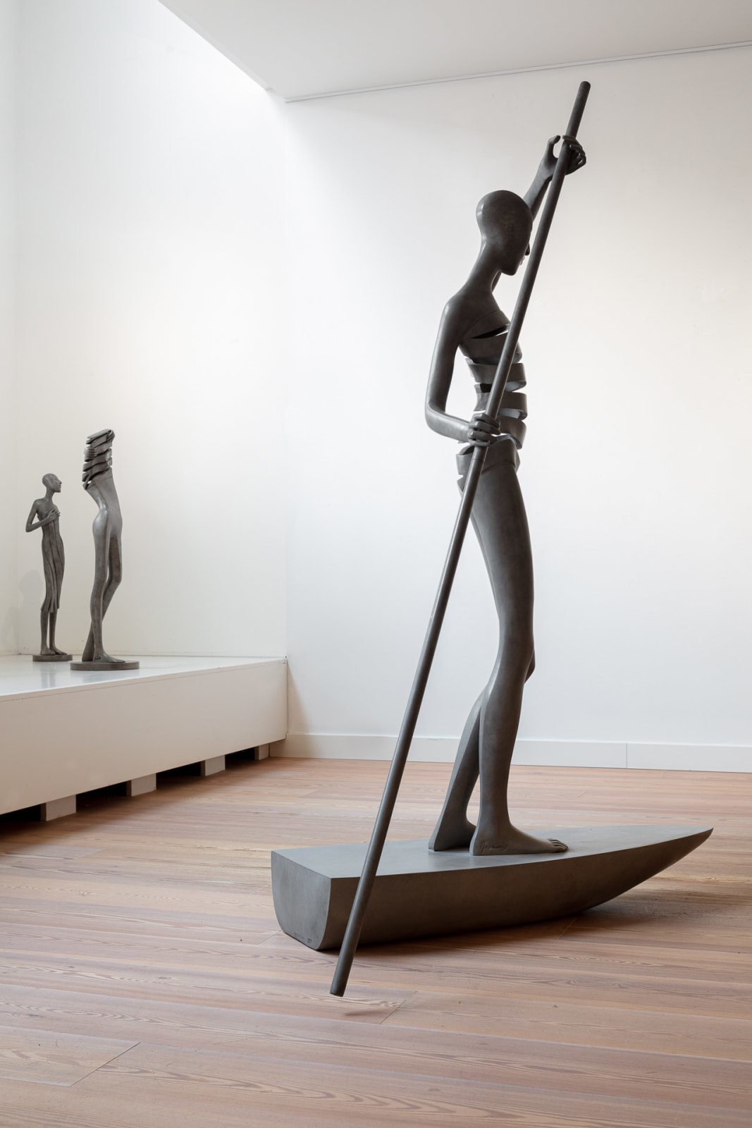 inboorling mooi meisje op een boot hedendaags brons tuinbeeld monumentaal beeldhouwwerk isabel miramontes tuindecoratie ontwerp zwembad stoel kunst yi galerij brussel