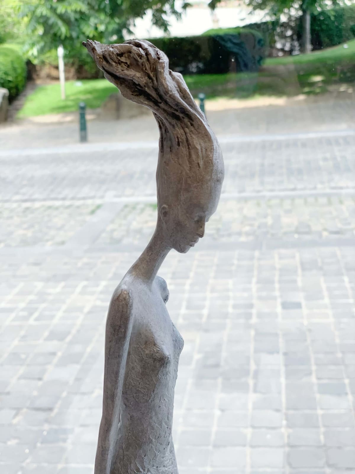 séduction hedwige leroux sculpture contemporaine art belles et belles femmes habillées bronze sculpture art yi art gallery bruxelles