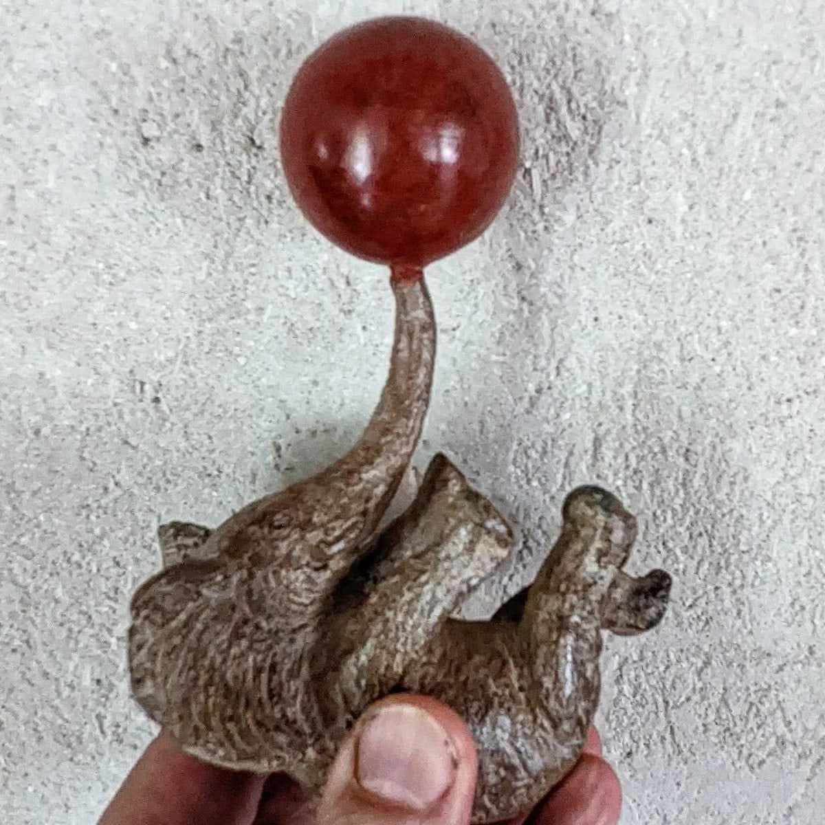 Mon ballon jouant bébé éléphant mignon belle heureux contemporain sculpture animalière en bronze dans l'amour jardin design d'intérieur sophie verger