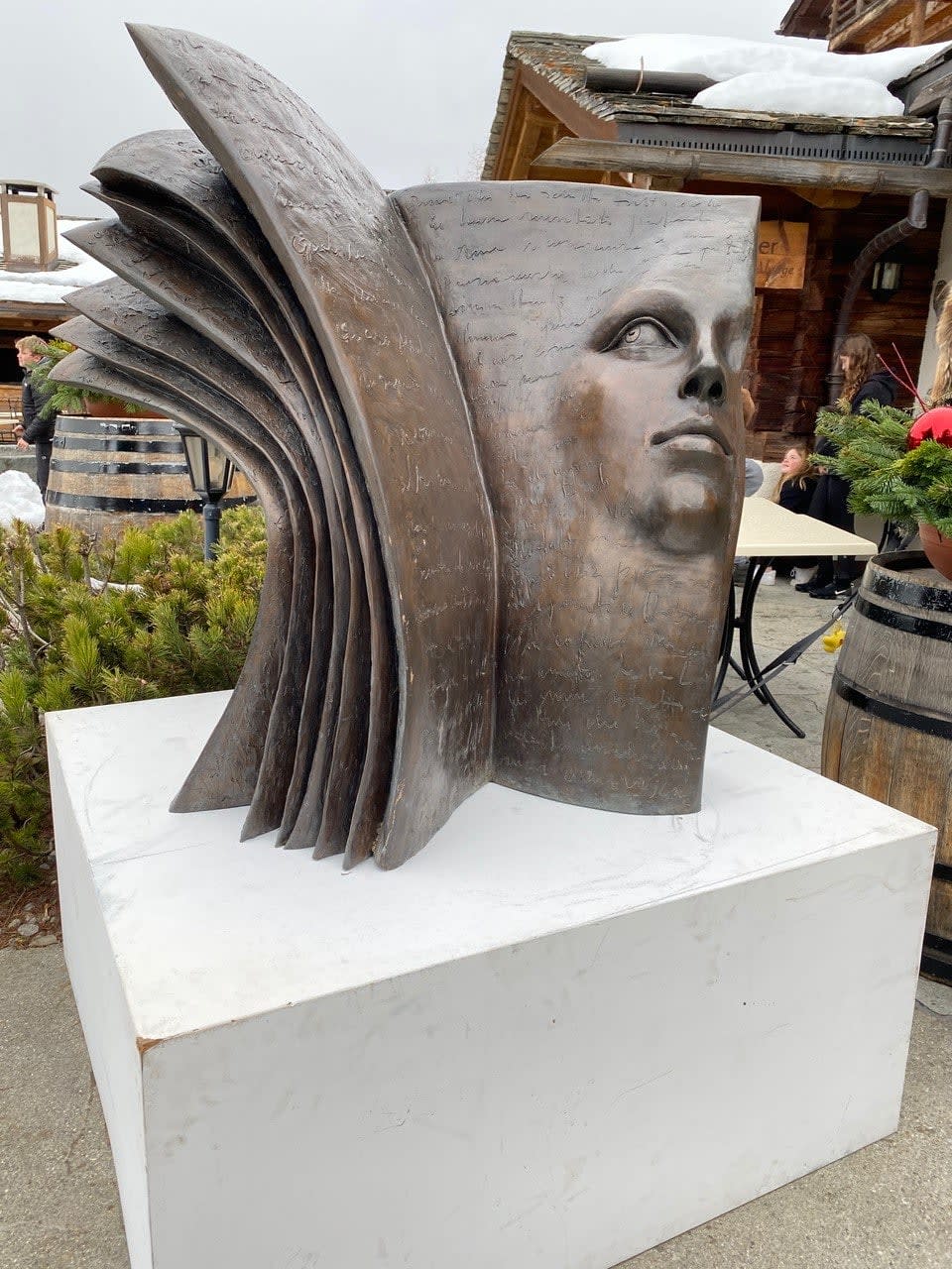 regardant vers l'avenir contemporain bronze sculpture visage sculpture livre sculpture paola grizi italien sculpture jardin sculpture art yi galerie d'art de bruxelles