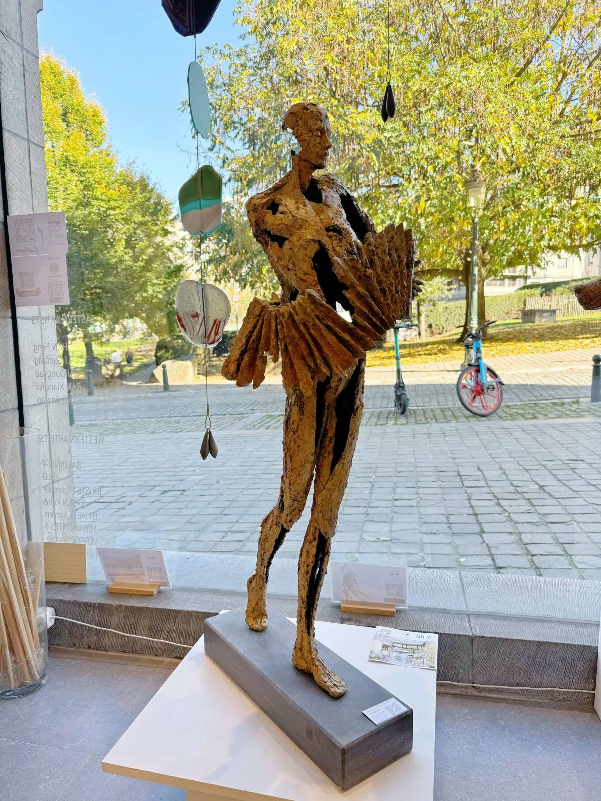 accordeonist muzikant brons hedendaagse beeldhouwkunst jacques van den abeele kunstgalerij brussel