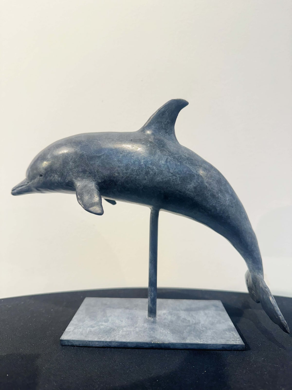 sculpture en bronze dauphin Sylvie Gaudissart dauphin mignon sautant hors de l'eau sculpture de poisson sculpture animale art Galerie Art Yi Galerie d'art de Bruxelles