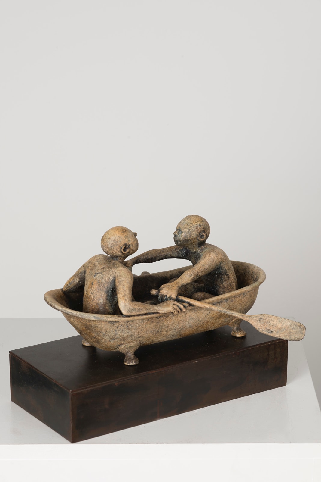 Op een zomerse dag in de badkamer lieven d'haese eigentijdse bronzen sculptuur bootsculptuur Art Yi kind sculptuur kinderdroom kunstgalerie in brussel