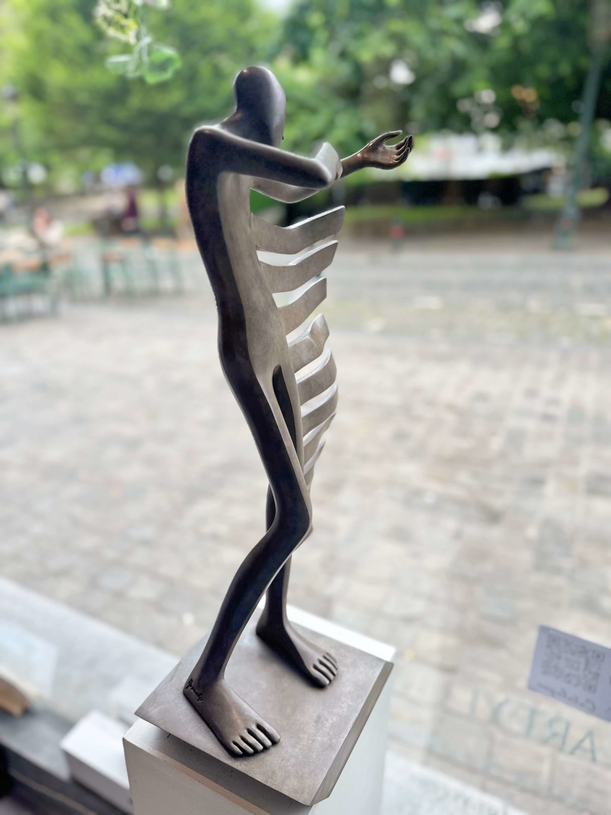 Isabel Miramontes hedendaagse bronzen sculptuur abstracte kunst muzikant sculptuur rock my heart een muzikant die viool speelt