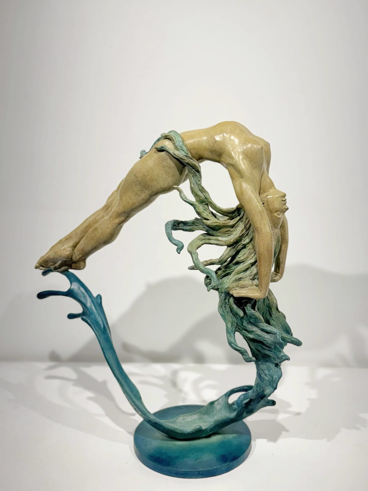 Coeur de l'horizon Liang Binbin sculpture contemporaine sculpture en bronze une femme nageuse saute dans l'eau cercle formant un coeur en forme d'amour avec la vague aqua bleue et la sculpture de la mer sculpture d'eau Galerie Art Yi Galerie d'art de Bruxelles