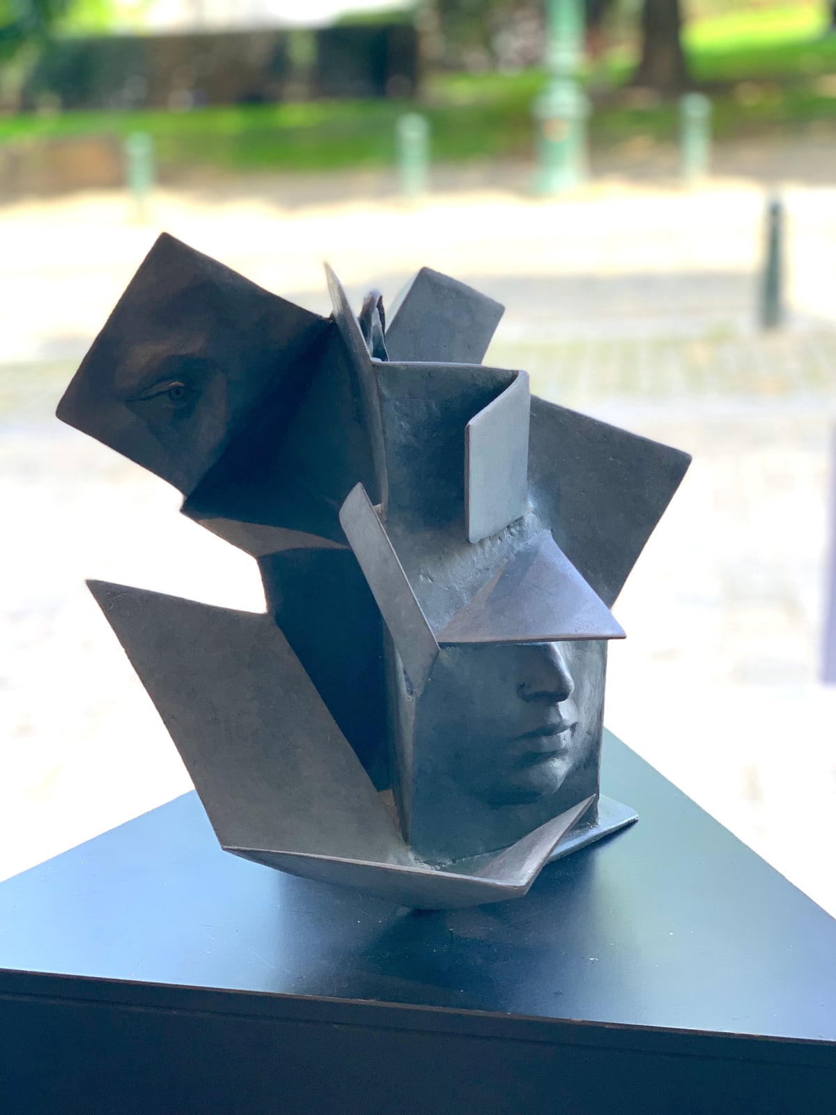 sculpture en bronze contemporaine cubique sculpture de visage paola grizi sculpture italienne art yi galerie d'art de bruxelles