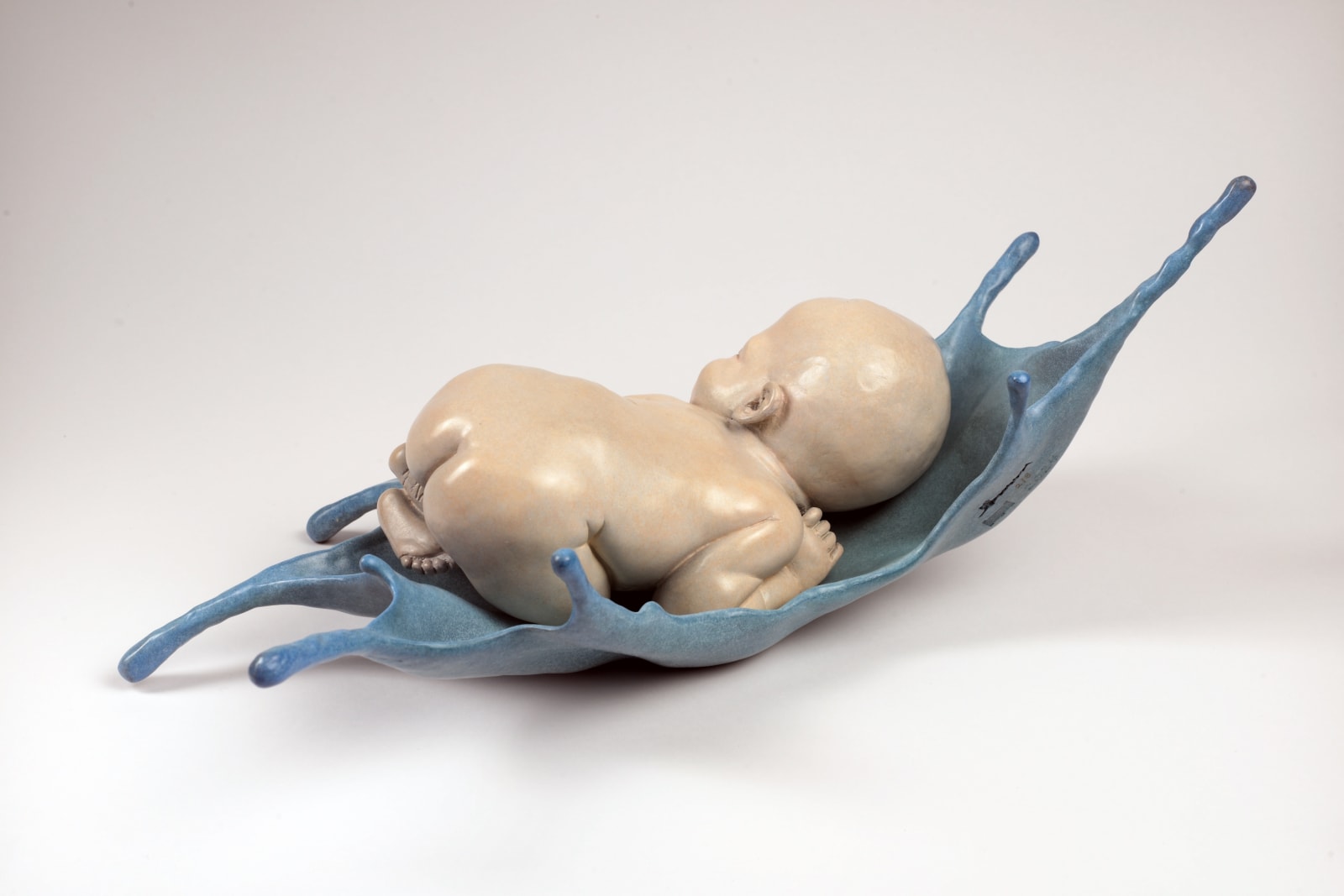 Süße Träume Babyskulptur Liang Binbin süßes Baby schläft auf blauem Wasser Bronzeskulptur zeitgenössische Skulptur Art Yi Galerie Brüsseler Kunstgalerie