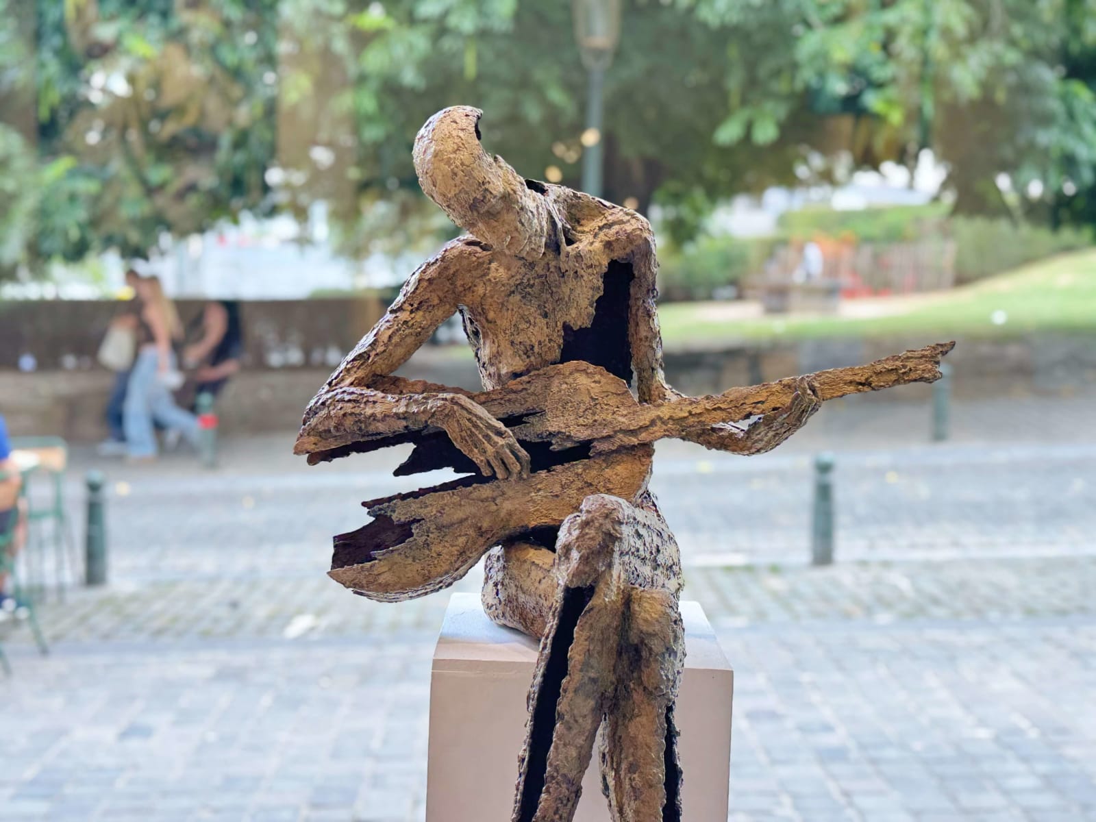 sculpture guitariste de Jacques Van Den Abeele sculpture musicien sculpture musique sculpture contemporaine sculpture bronze Galerie Art Yi Galerie d'art de Bruxelles