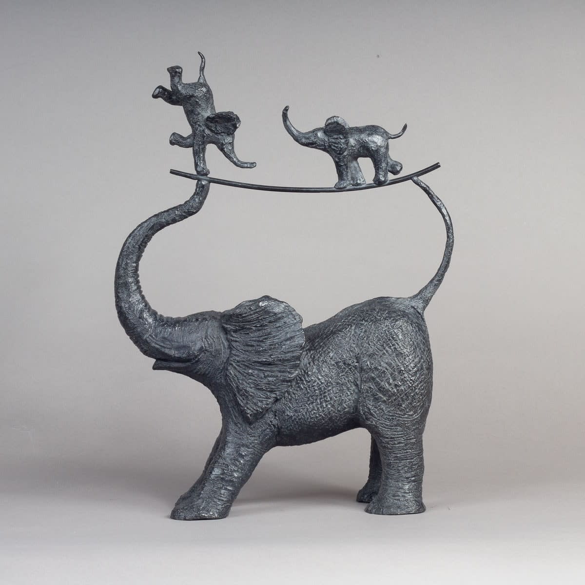 Les funambules sculpture d'éléphant de Sophie verger adorable famille d'éléphants jouant dans les airs sculpture en bronze sculpture animalière sculpture d'art contemporain à la galerie Art Yi à Bruxelles