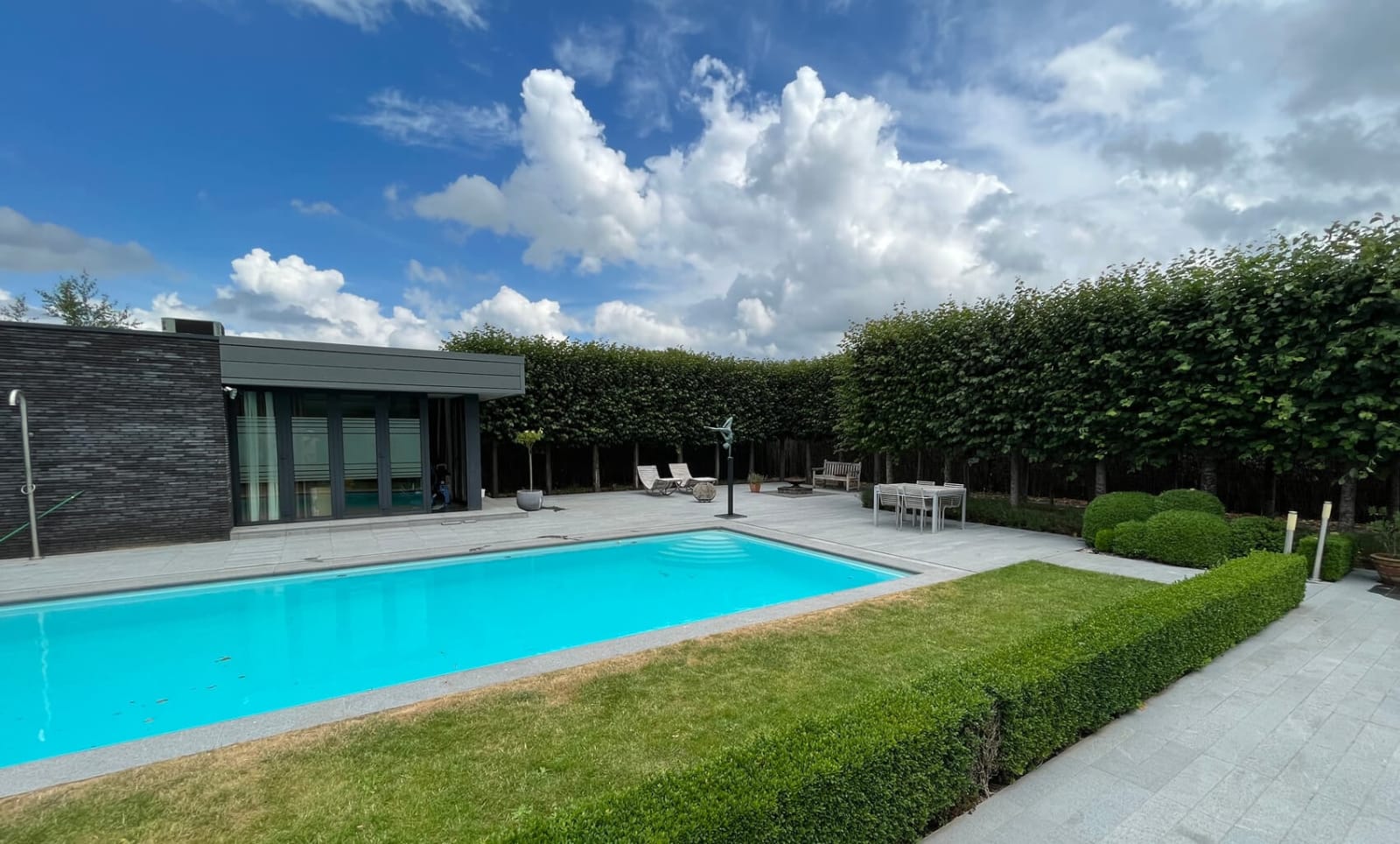 Free ways of being Marc de Corte dancing woman sculpture girl sculpture couple dance sculpture naked human sculpture garden sculpture bronze sculpture contemporary sculpture Art Yi gallery Brussels art gallery swimming pool