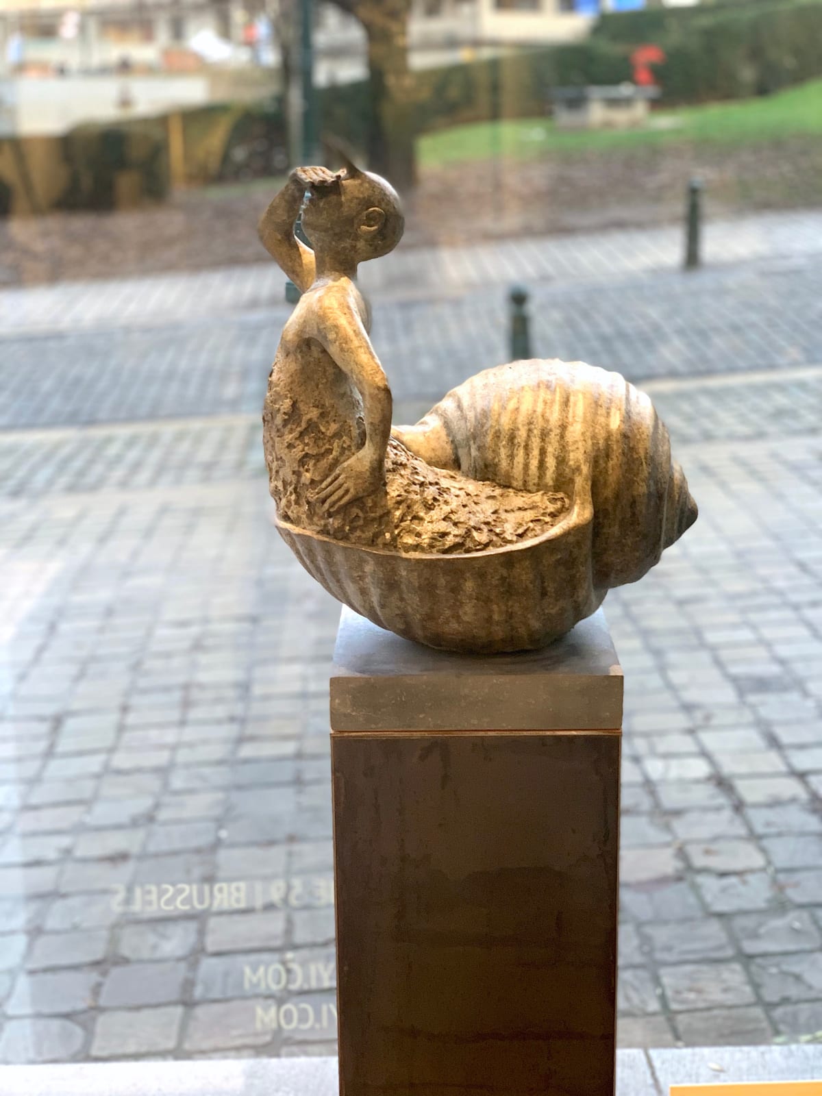 Slak lieven d'haese hedendaagse bronzen sculptuur slak sculptuur dier sculptuur kind sculptuur kindertijd vliegende sculptuur tuin sculptuur tuin kunst design Art Yi kunstgalerie in brussel