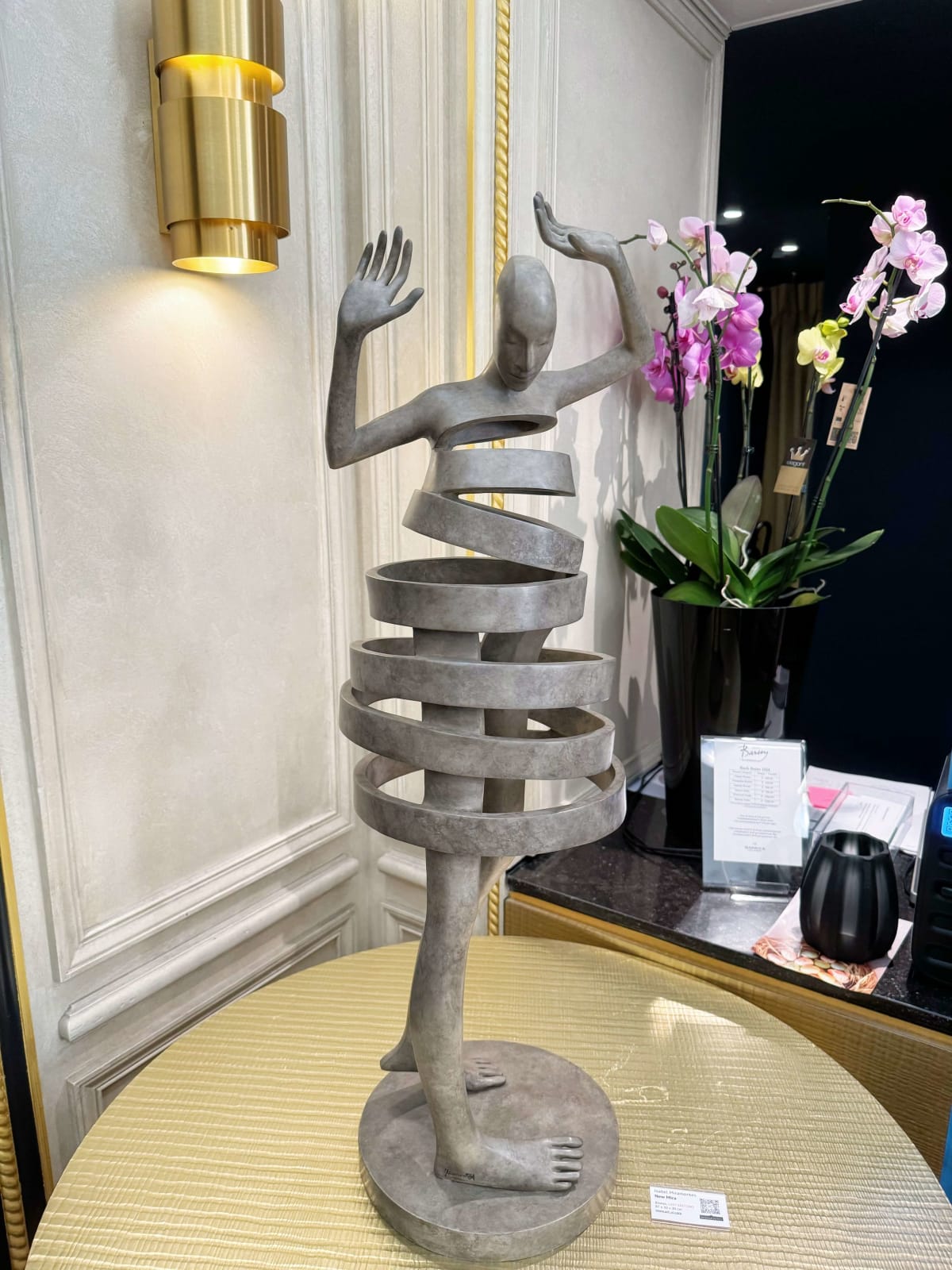 Nouvelle sculpture de fille dansante Mira Isabel Miramontes sculpture de jardin sculpture contemporaine sculpture en bronze design d'intérieur à l'hôtel Barsey par Warwick Art Yi galerie galerie d'art de Bruxelles