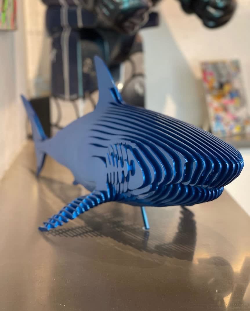 sculpture de requin sharky sculpture de poisson contemporaine akanda jean paul kala art en aluminium sculpture contemporaine Galerie Art Yi Galerie d'art de Bruxelles