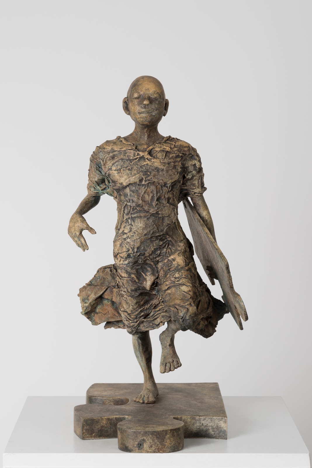 De ontbrekende schakel lieven d'haese hedendaagse bronzen sculptuur een jongen sculptuur puzzel sculptuur Art Yi kind sculptuur kinderdroom kunstgalerie in brussel tuinbeeld kunst tuinontwerp