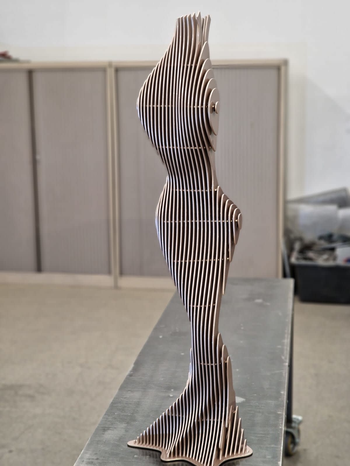 Krysty jean paul kala sculpture contemporaine une femme debout sculpture jardin sculpture art jardin design art métal Sculpture figurative Art Yi galerie d'art à bruxelles