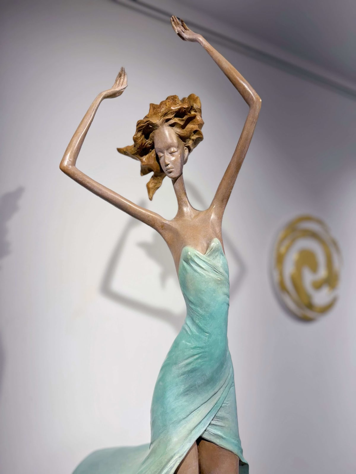 Maanlicht dansend meisje sculptuur van Hedwige Leroux hedendaagse bronzen sculptuur danseres vrouw sculptuur een meisje in een groene jurk die vrijelijk danst Art Yi galerie in Brussel
