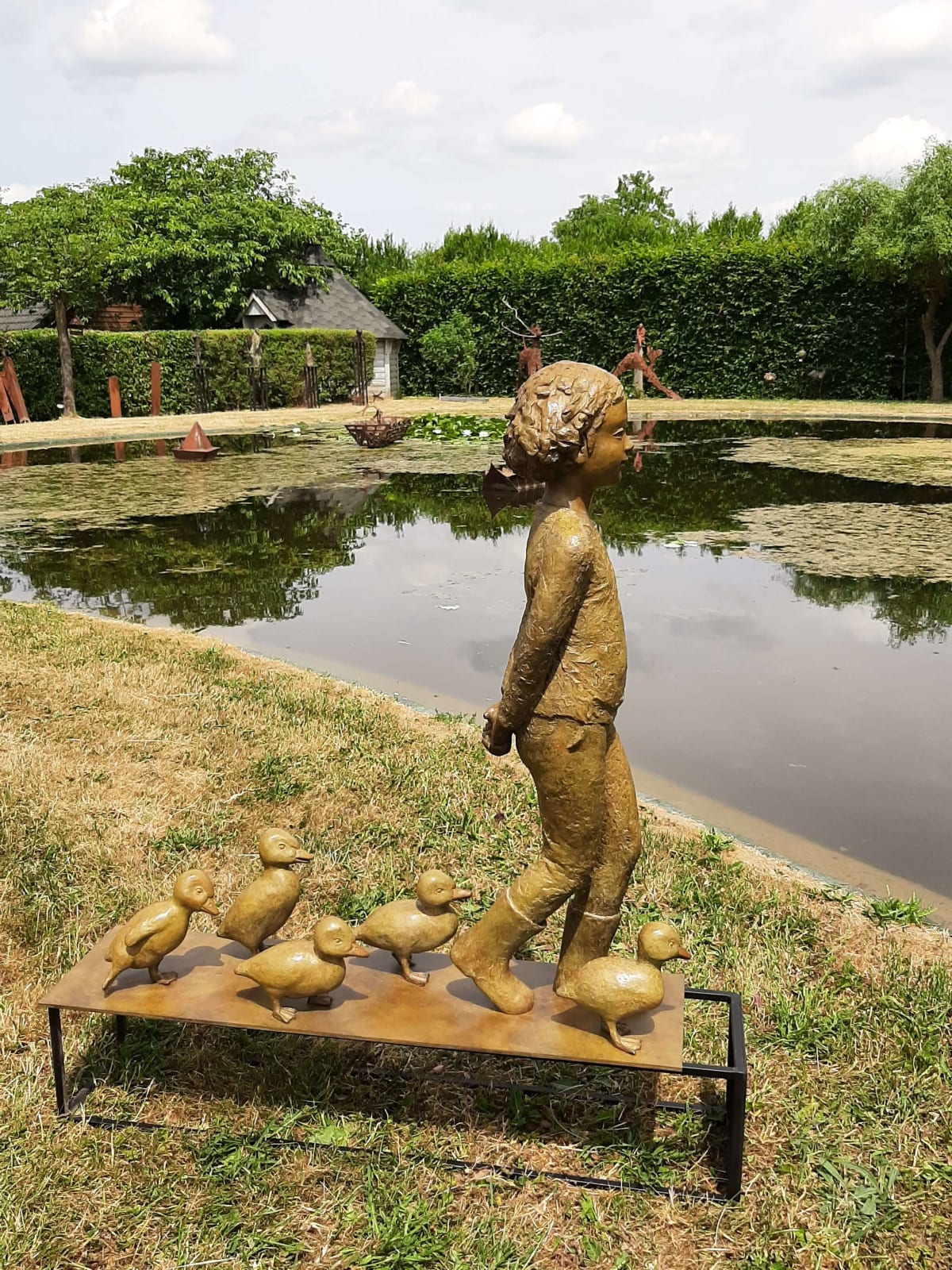 Sylvie Gaudissart eendjes kindersculptuur sylvie debray Gaudissart hedendaagse bronzen dierensculptuur een schattig meisje gevolgd door een groep mooie eenden belgische brussel kunstgalerie art yi