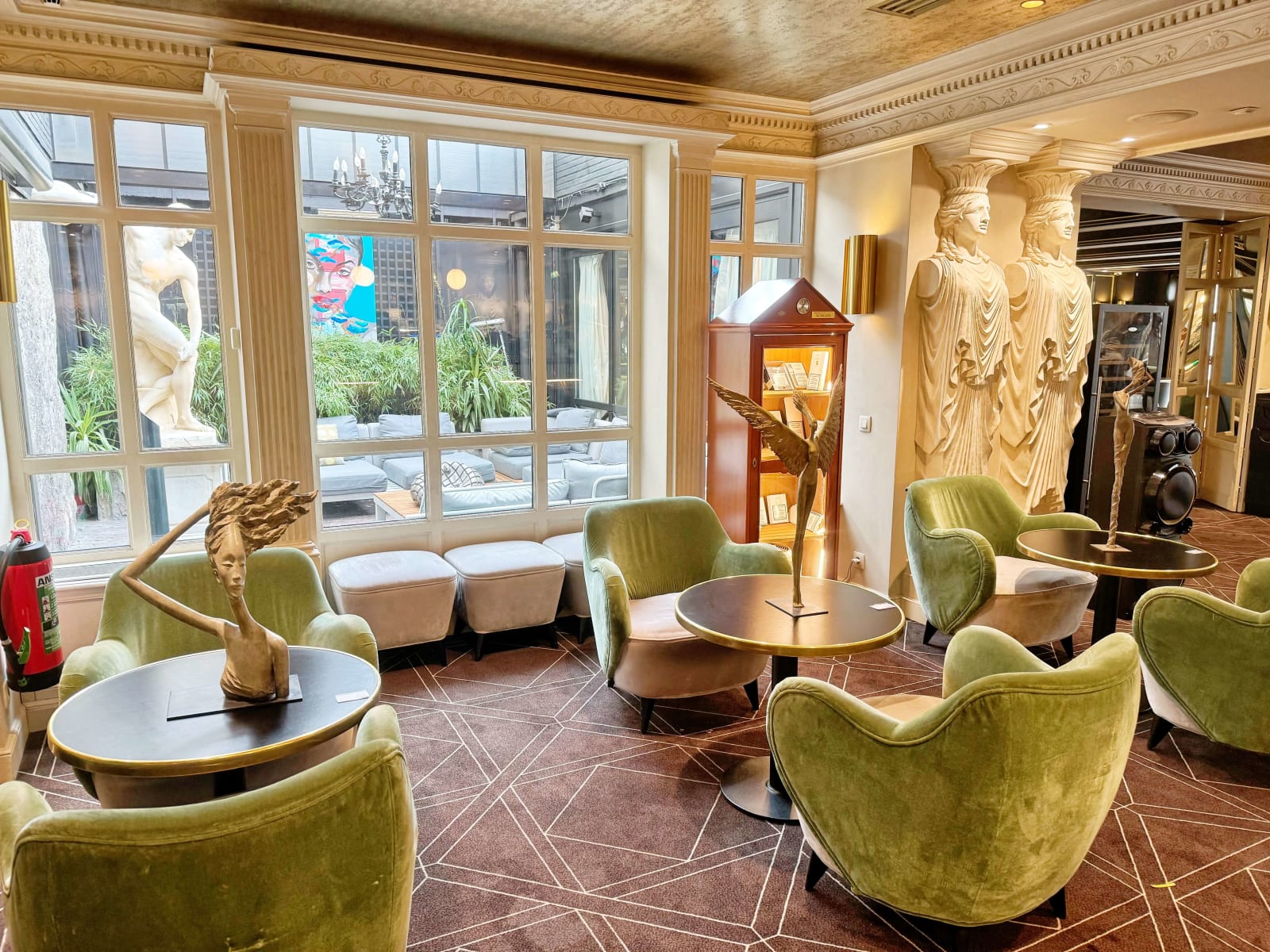 windige Frauenskulptur Hedwige Leroux zeitgenössische Skulptur Bronzeskulptur Frau mit in den Wind wehenden Haaren Innenarchitektur im Hotel Barsey von Warwick Art Yi-Galerie Brüsseler Kunstgalerie