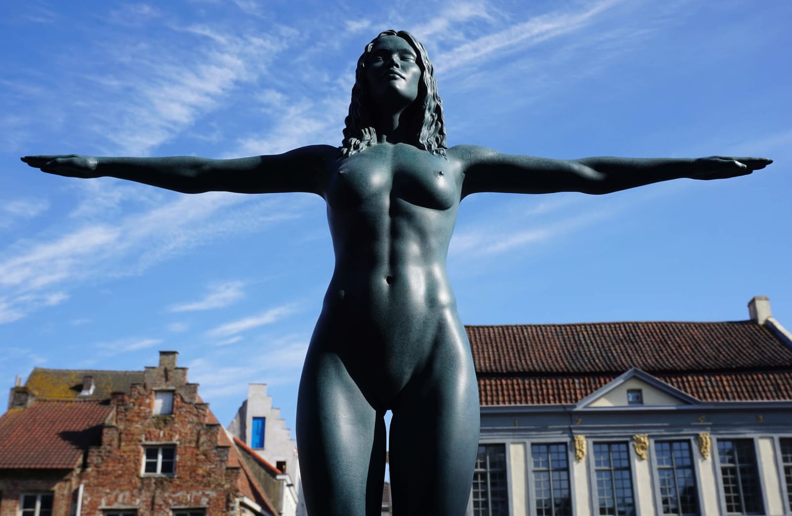 Sculpture avant et après Marc de Corte sculpture couple sculpture danse sculpture femme sculpture humaine nue sculpture de jardin sculpture bronze sculpture contemporaine Galerie Art Yi Galerie d'art de Bruxelles