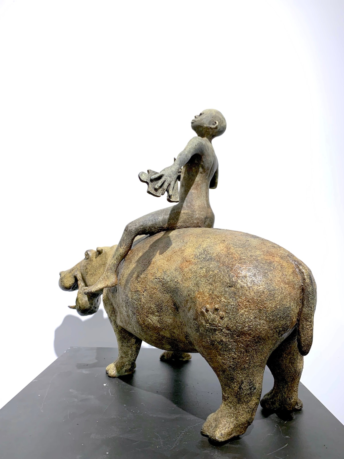 nijlpaard lieven d'haese hedendaags bronzen beeld van een jongen die rijdt en speelt met een nijlpaard beeldhouwkunst dierbeeldhouwwerk kinderbeeld kinderdroom Art Yi kunstgalerie in brussel