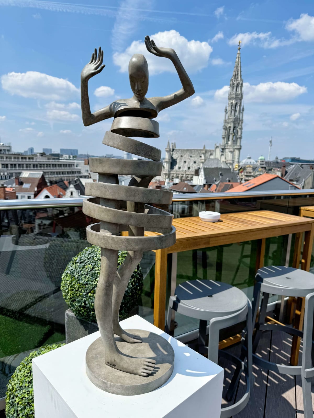 mira fille dansante sculpture isabel miramontes blanc sculpture contemporaine en bronze sculpture de jardin design d'intérieur conception de jardin sculpture monumentale sculpture dansante sculpture de femme art contemporain Galerie Art Yi Galerie d'art de Bruxelles