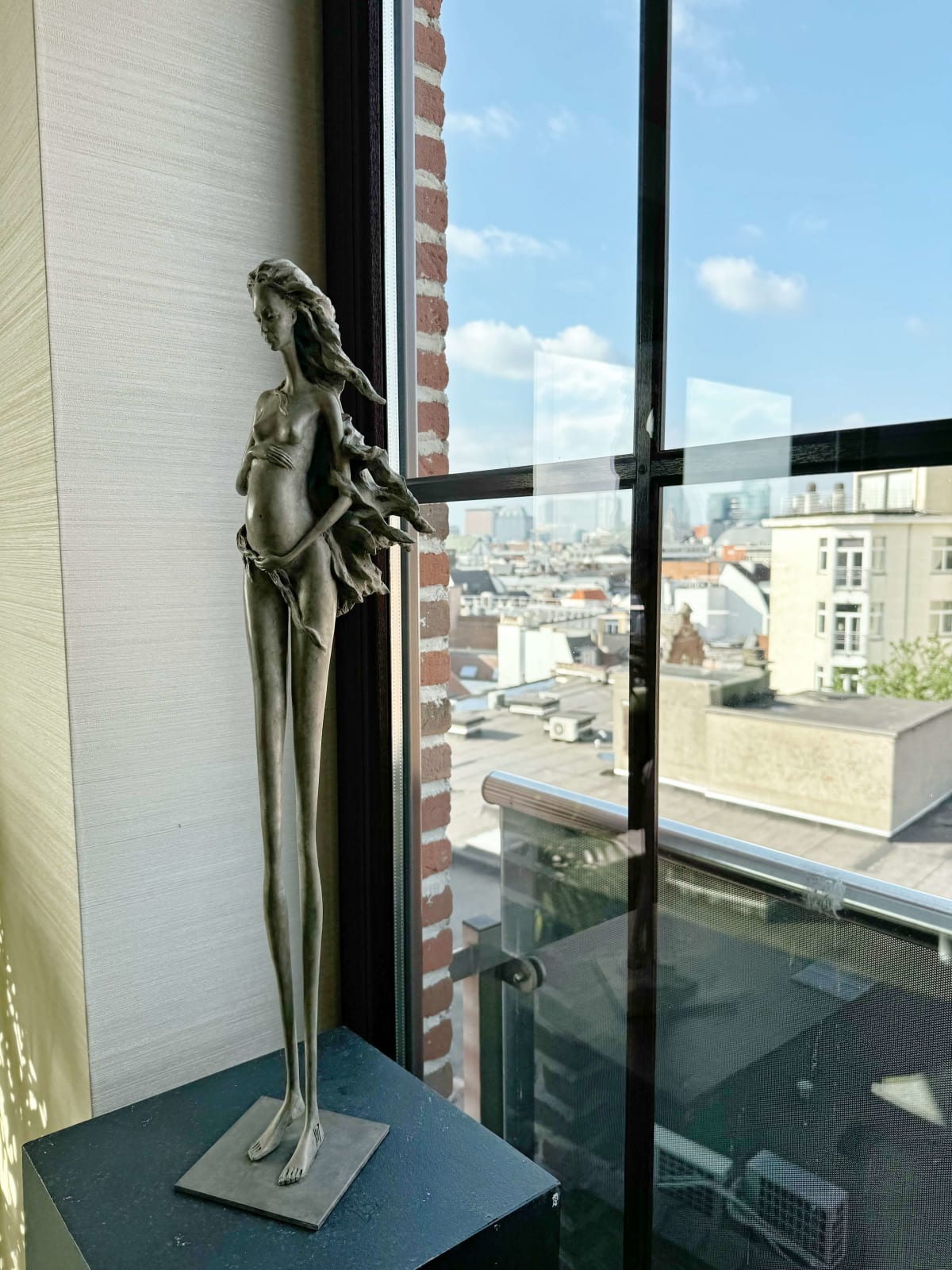 Venus Hedwige Leroux schwangere Frau schöne junge Mutter Skulptur zeitgenössische Bronzeskulptur Kunst Art Yi Galerie Brüssel Kunstgalerie