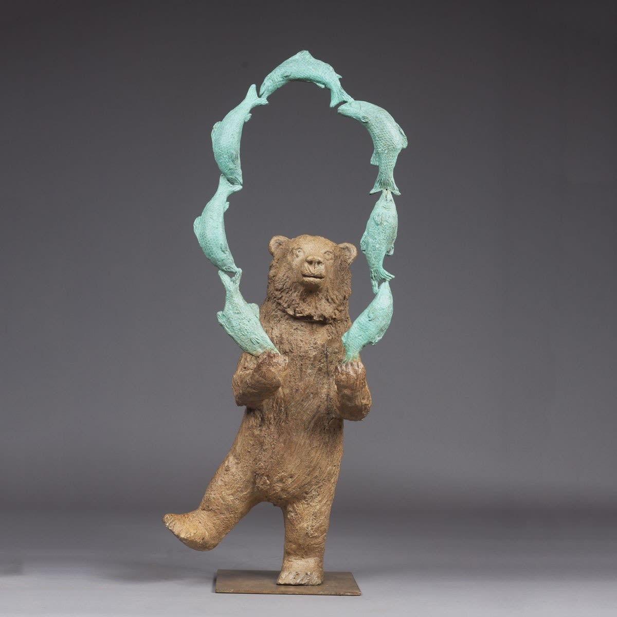 Beer jongleren vis schattige en schattige beer dansen en vissen dier hedendaagse bronzen beer sculptuur sophie verger