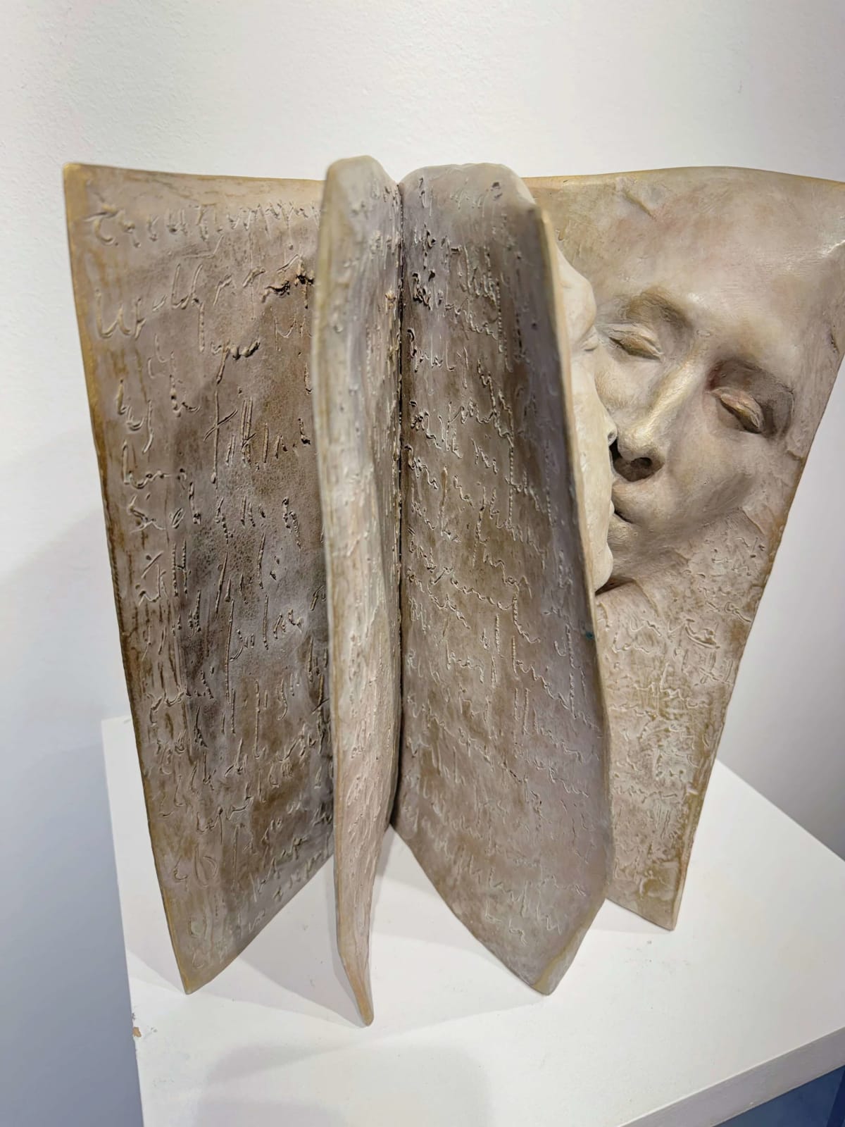 Kiss book sculpture love couple sculpture face sculpture paola grizi contemporary bronze sculpture art yi brussels art gallery