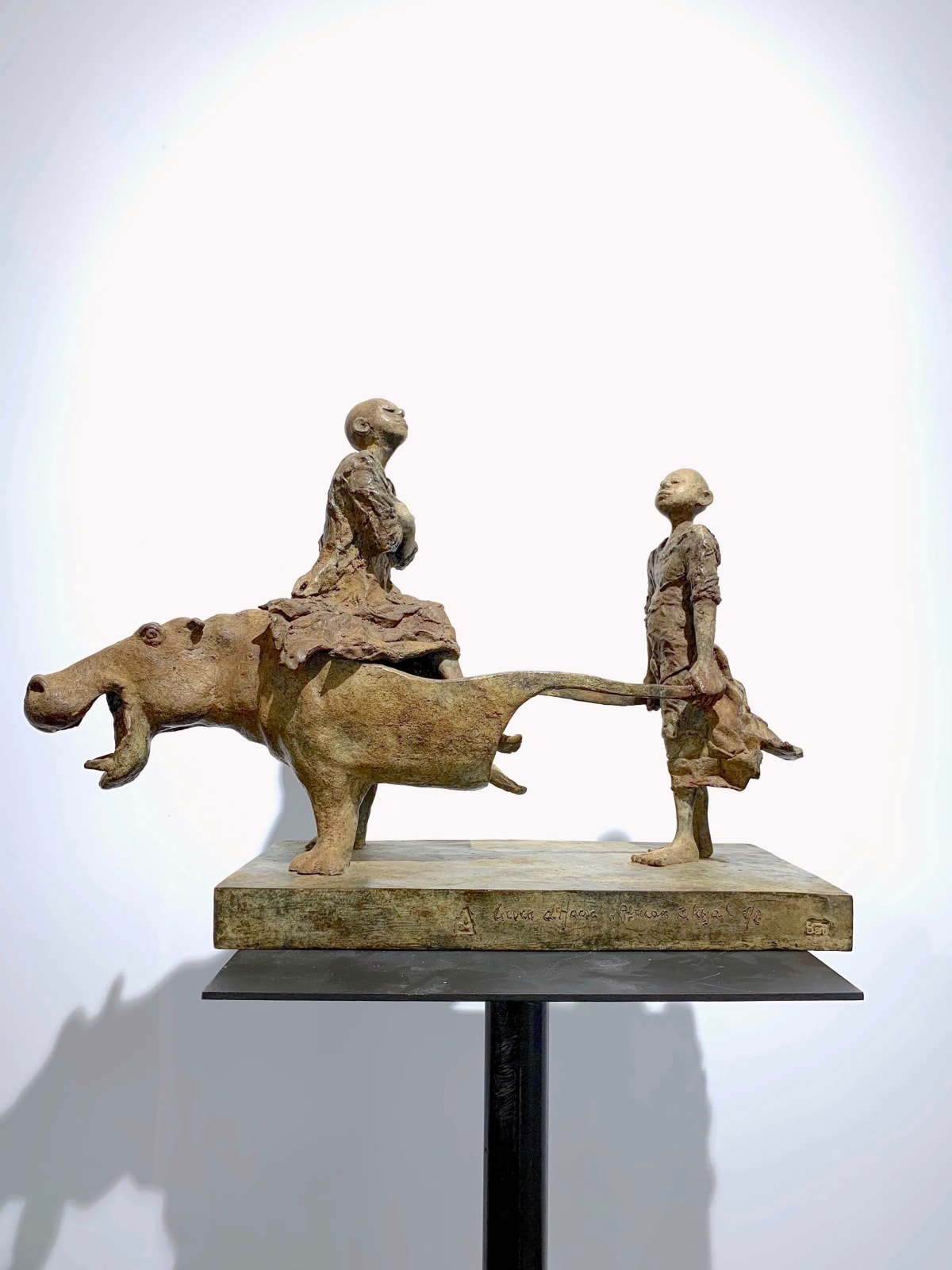 afrique rikja lieven d'haese sculpture contemporaine en bronze de deux garçons jouant avec un hippopotame art de la sculpture d'un hippopotame sculpture animalière sculpture enfant rêve d'enfance Art Yi galerie d'art à bruxelles